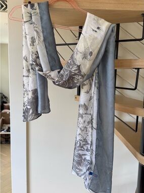 💖 Apt. 9 Gray and Cream Floral Print Scarf
